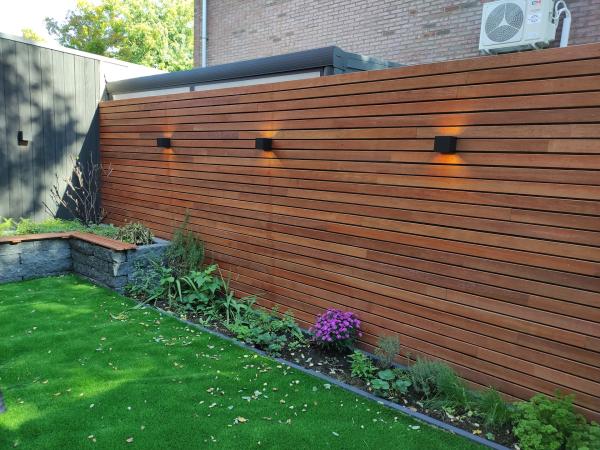 "Met de hardhouten latten van 7 cm is een mooie schutting en bankje op maat gerealiseerd die een perfecte sfeer creëren."