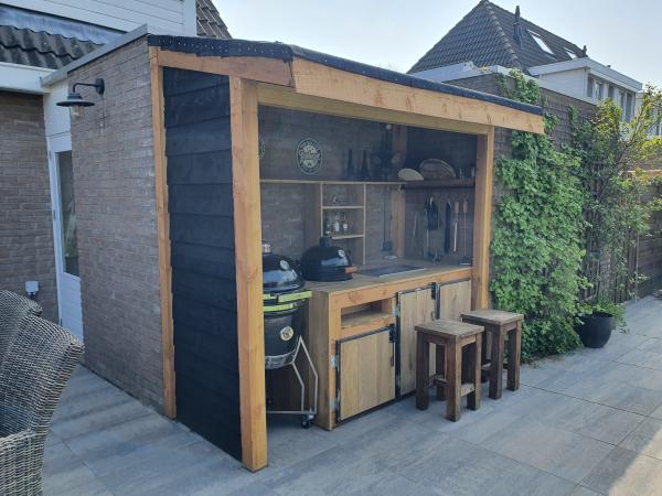 Met het hout van Vandentop Tuinhout heb ik mijn buitenkeuken voor een mooie prijs kunnen realiseren. 
Elke dag dat ik hem gebruik ben ik weer blij!