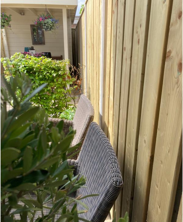 Schutting en poort zien er weer strak uit waardoor het rust uitstraalt en de tuin ruimer lijkt.
De materialen zijn van hoge kwaliteit, waardoor we er weer jaren van kunnen genieten!